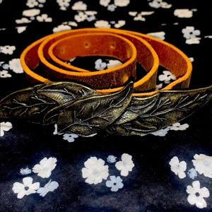 Leather belt with leaf buckle